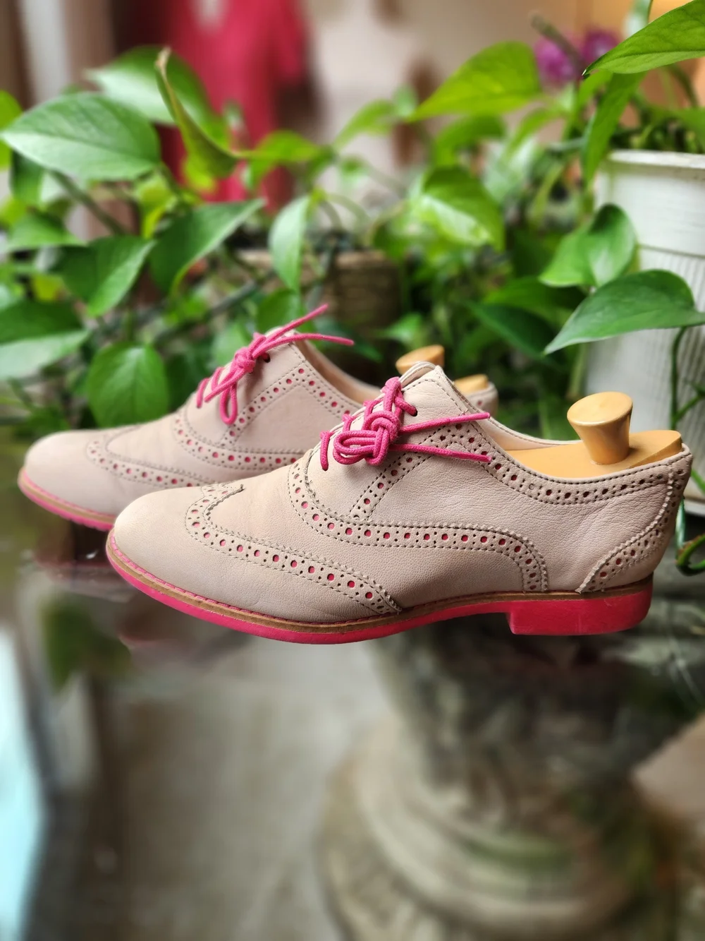 Cole Haan Womens 6 Gramercy Leather Wingtip Oxford Shoes Sandstone Hot Pink Sole - Picture 2 of 11